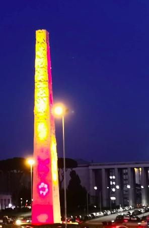 As Roma, inaugurata la nuova sede di viale Tolstoj. Per l’occasione l’obelisco dell’Eur è stato illuminato di giallorosso