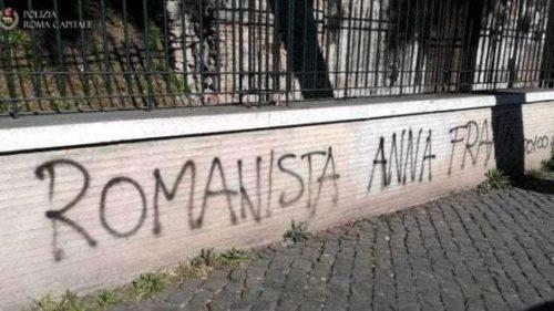 [FOTO] Svastica e scritta antisemita al Circo Massimo “Romanista Anna Frank”. Raggi: “Questo schifo non è calcio”