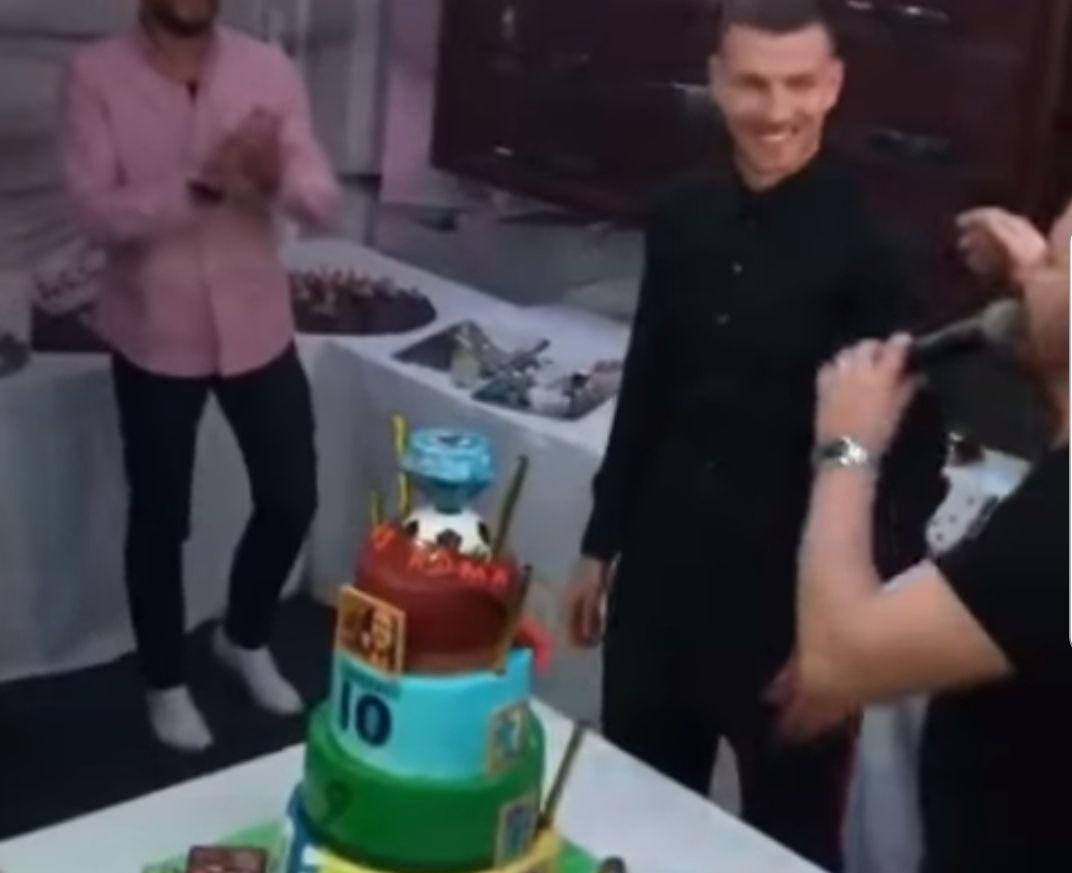 [VIDEO] – Dzeko, che festa per i 33 anni! Torta della Roma e ballerine, presente Pjanic