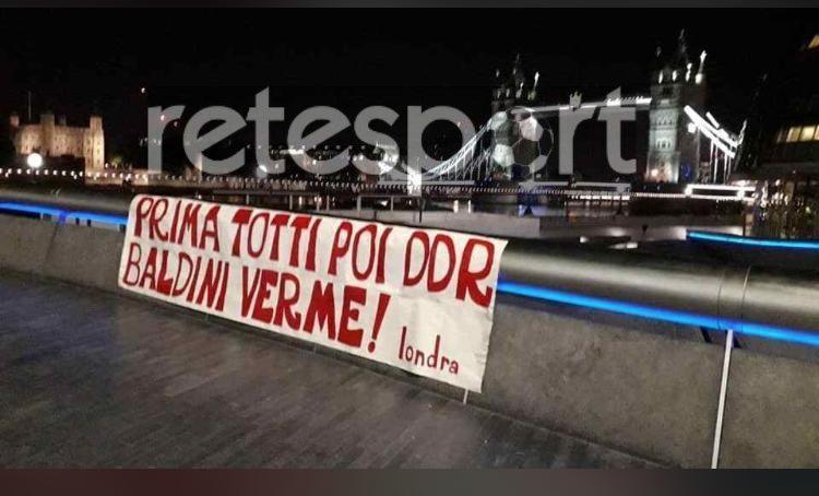 [FOTO] – De Rossi, prosegue la contestazione: a Londra striscione per Baldini