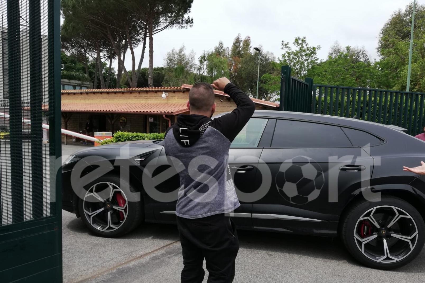 Trigoria, decine di tifosi per De Rossi al centro sportivo “Fulvio Bernardini”