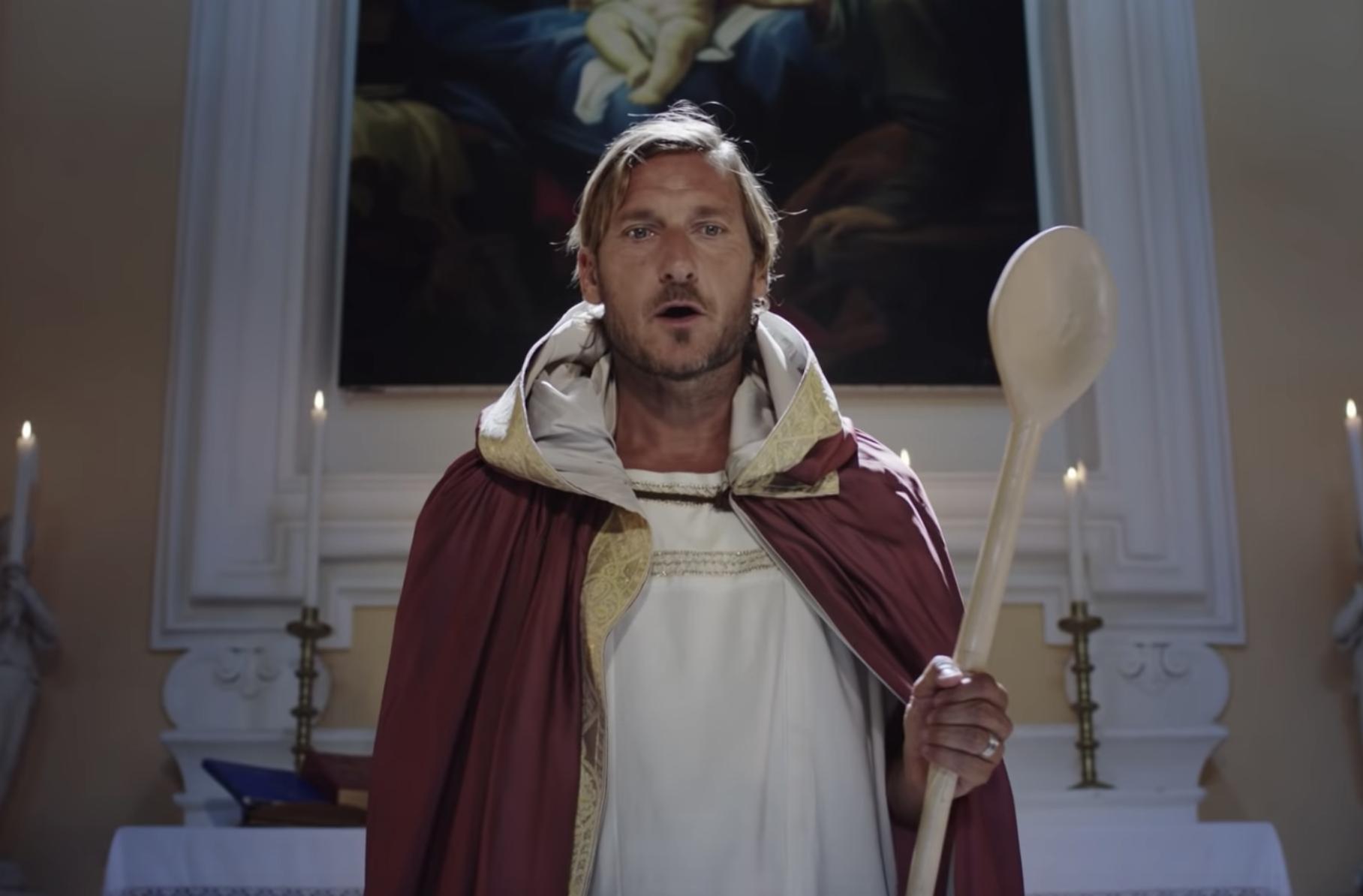 [VIDEO] – Totti protagonista dello spot web di ‘Romolo+Giuly: La Guerra Mondiale italiana 2’
