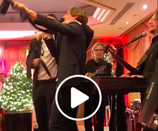 [VIDEO] Festa di Natale della Roma, Zaniolo e Mancini si divertono sulle note di “Bella Ciao”