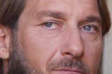 Parte oggi “Celebrity Hunted”, Totti tra i protagonisti: “Spero di strapparvi un sorriso in questi giorni complessi” [VIDEO]