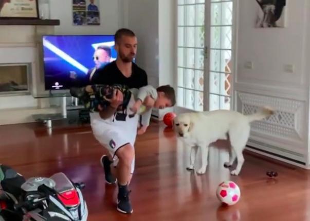 Spinazzola, allenamento in casa con il figlio