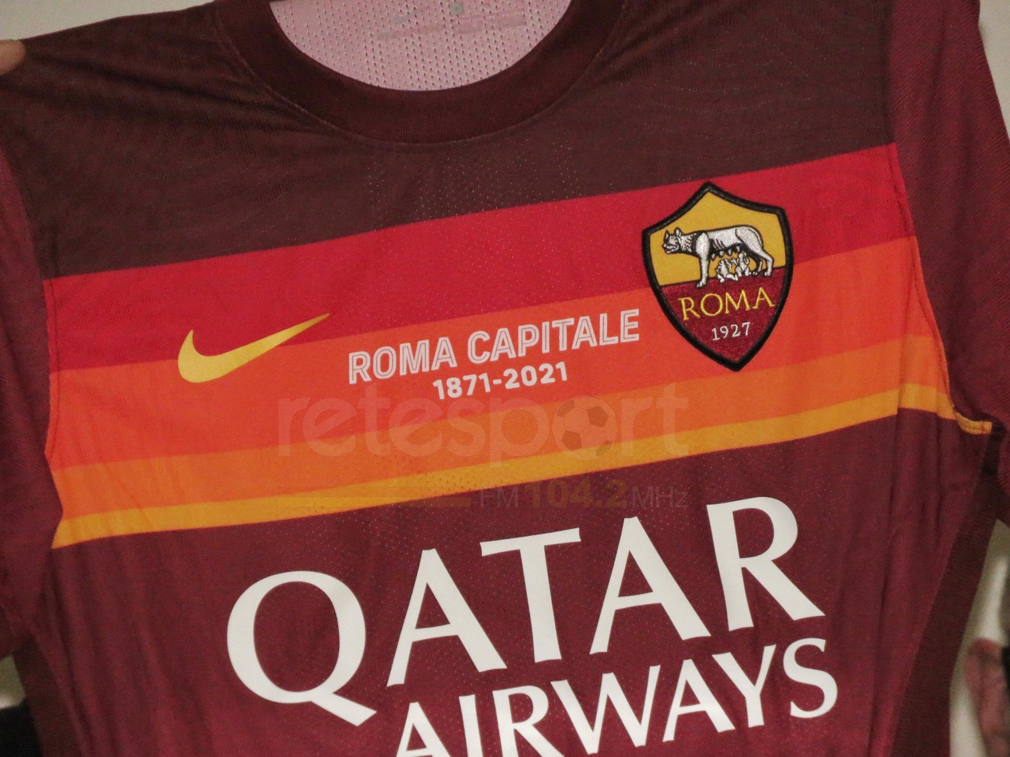 La Roma a Torino con la maglia per i 150 anni della Capitale