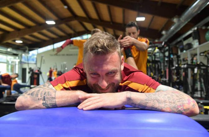 Trigoria, rifinitura pre Atalanta. Palestra e partitella 11 v 11, De Rossi in gruppo