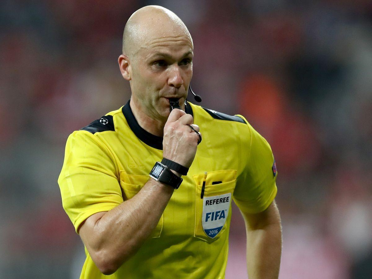 Roma, sarà Taylor l’arbitro del match contro l’Ajax: numeri e precedenti
