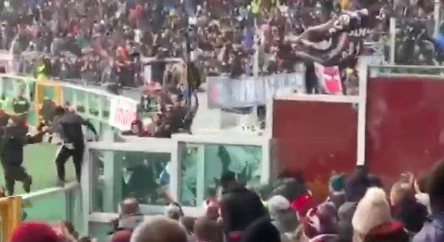 Rissa sugli spalti al derby di Torino. Tifoso cade e la curva urla: “Uccidilo!” (VIDEO)