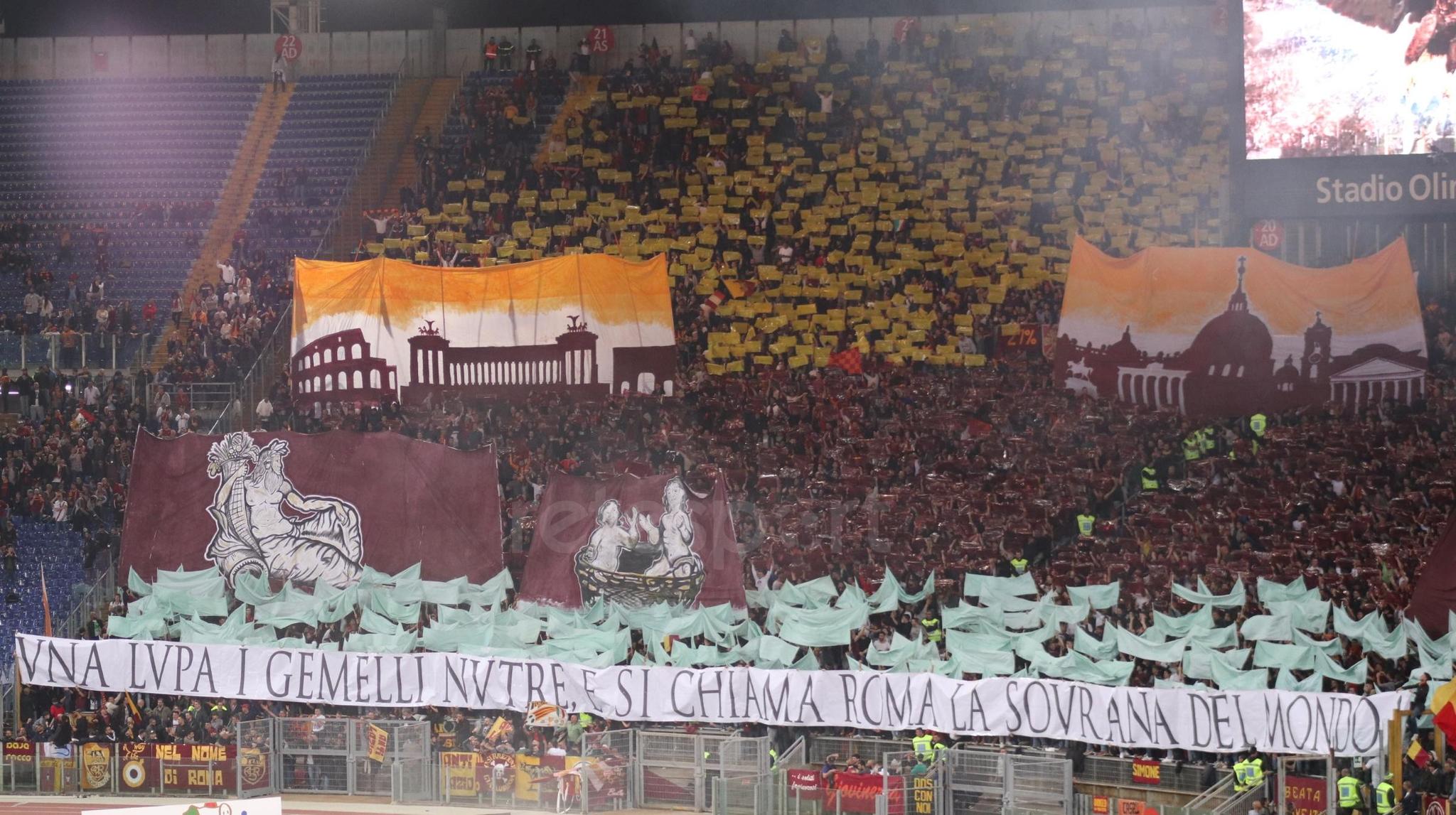 Curva Sud, coreografia da brividi nel derby