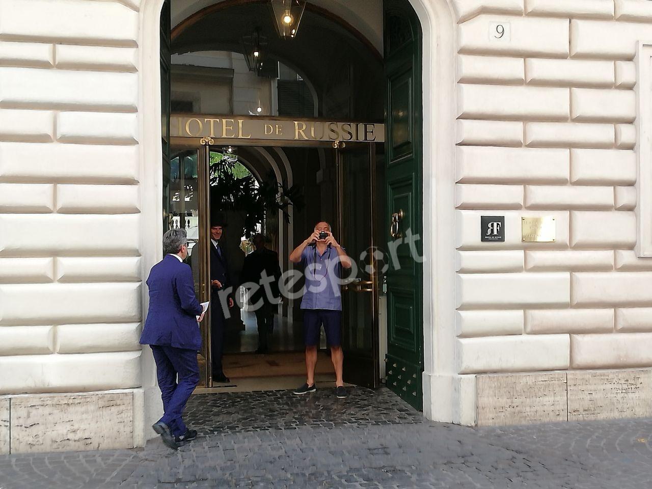 [FOTO] – Pallotta, duello fotografico coi cronisti che lo inseguono