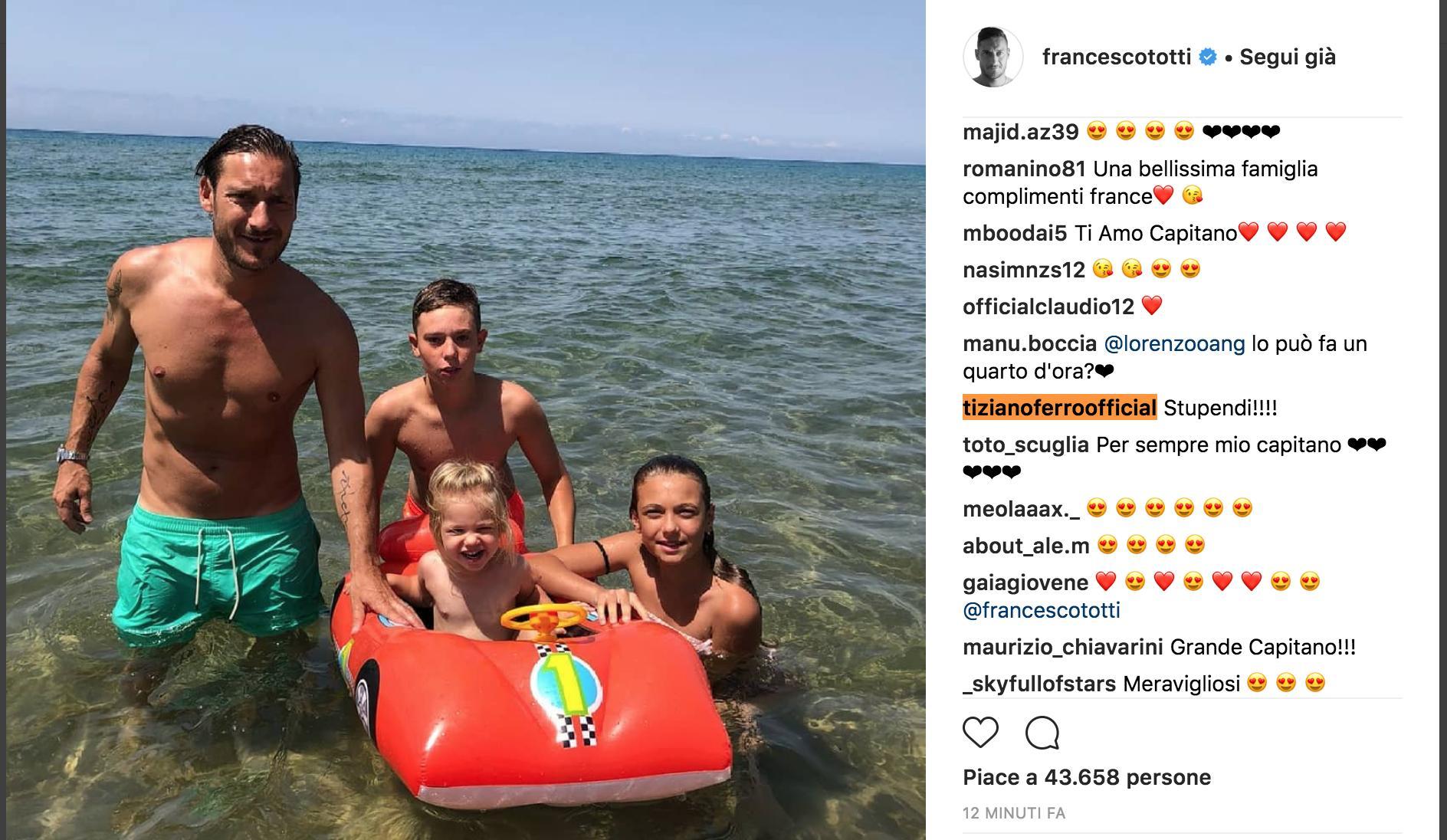 [FOTO] – Totti al mare con i figli, Tiziano Ferro: “Stupendi!”
