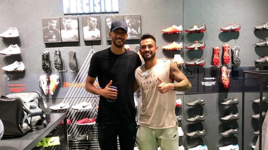 Nzonzi scopre Roma, shopping al Nike Store di Via del Corso