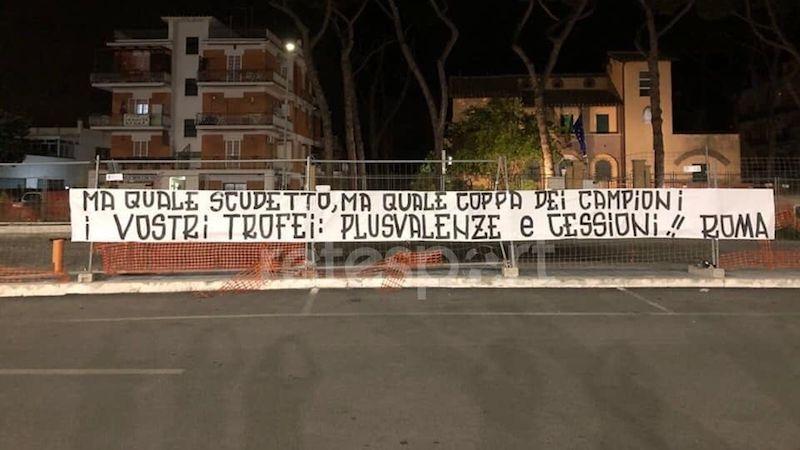 [FOTO] – Milan-Roma, striscione contro la proprietà: “Ma quale scudetto, ma quale coppa dei campioni. I vostri trofei: plusvalenze e cessioni!”