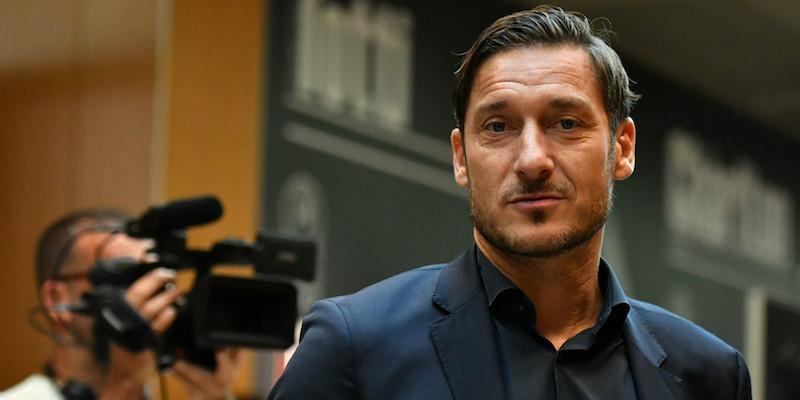 Festa al Colosseo per i 42 anni di Totti che svela il suo libro