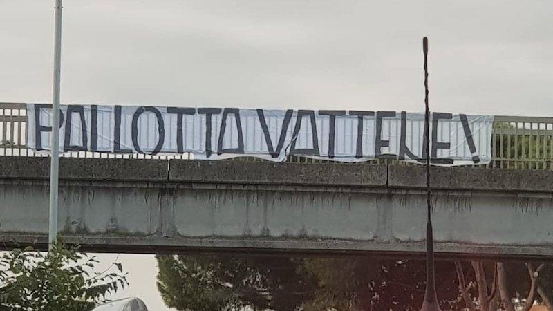 [FOTO] – Crisi Roma, cresce il malcontento dei tifosi. Ecco lo striscione “Pallotta vattene”