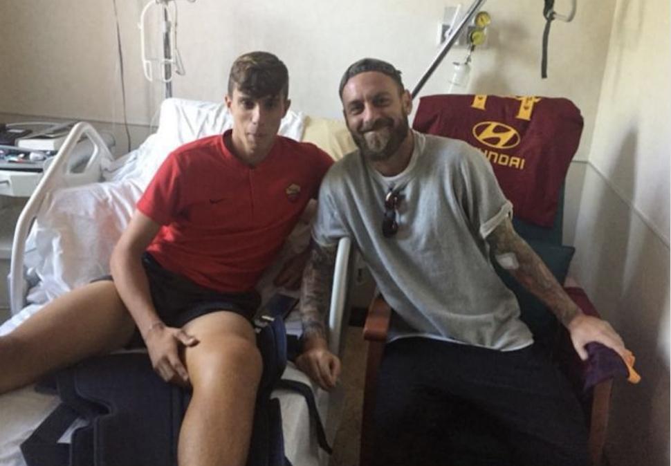 [FOTO] – De Rossi come Kolarov, frattura al piede. E a Villa Stuart fa visita a Calafiori