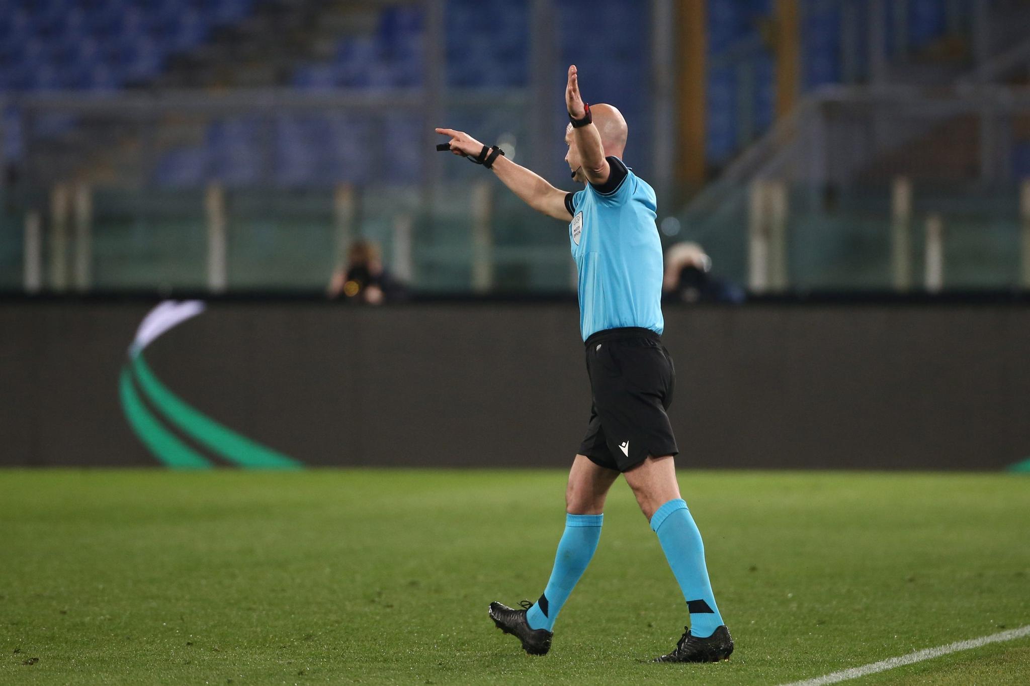 ‘Calamity Taylor’, nuovo disastro in Champions. Furia dei tifosi portoghesi: “Pagherà per i suoi crimini sportivi”