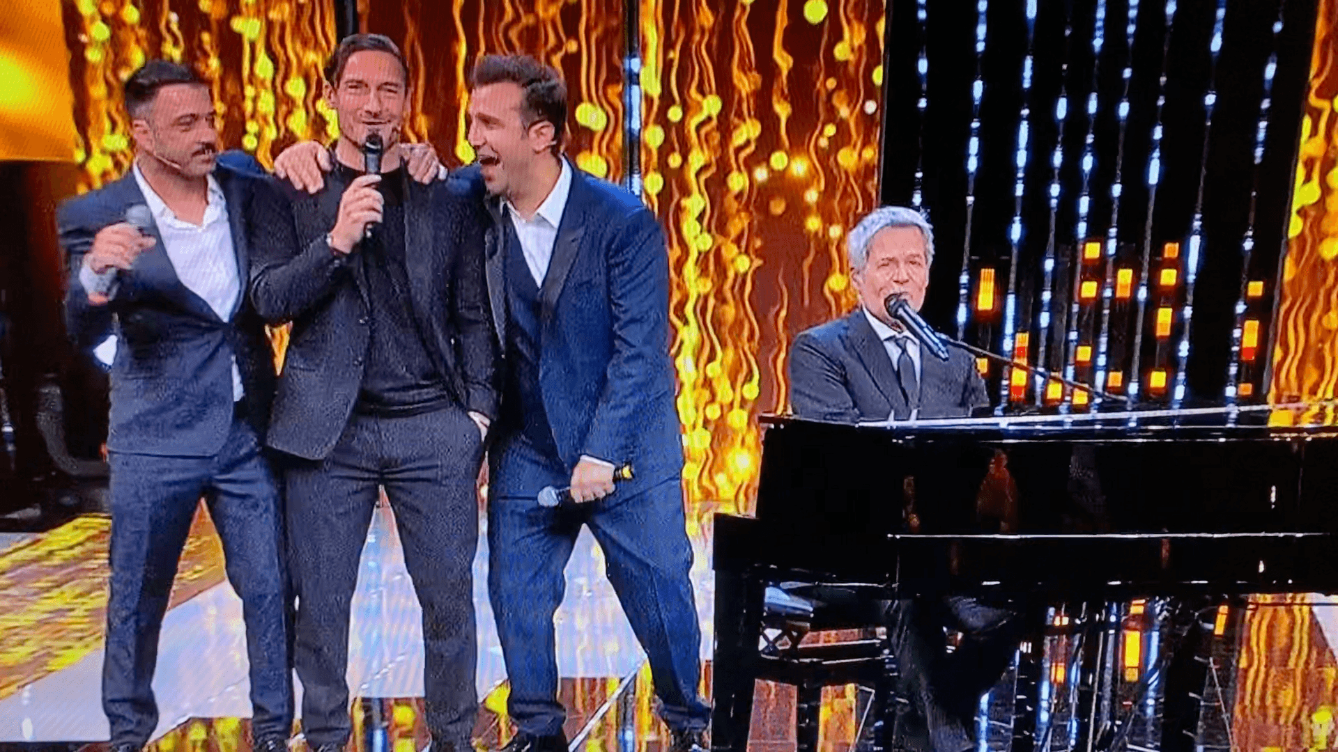 Totti show da Pio e Amedeo: canta “Questo piccolo grande amore” con Baglioni e si commuove – VIDEO
