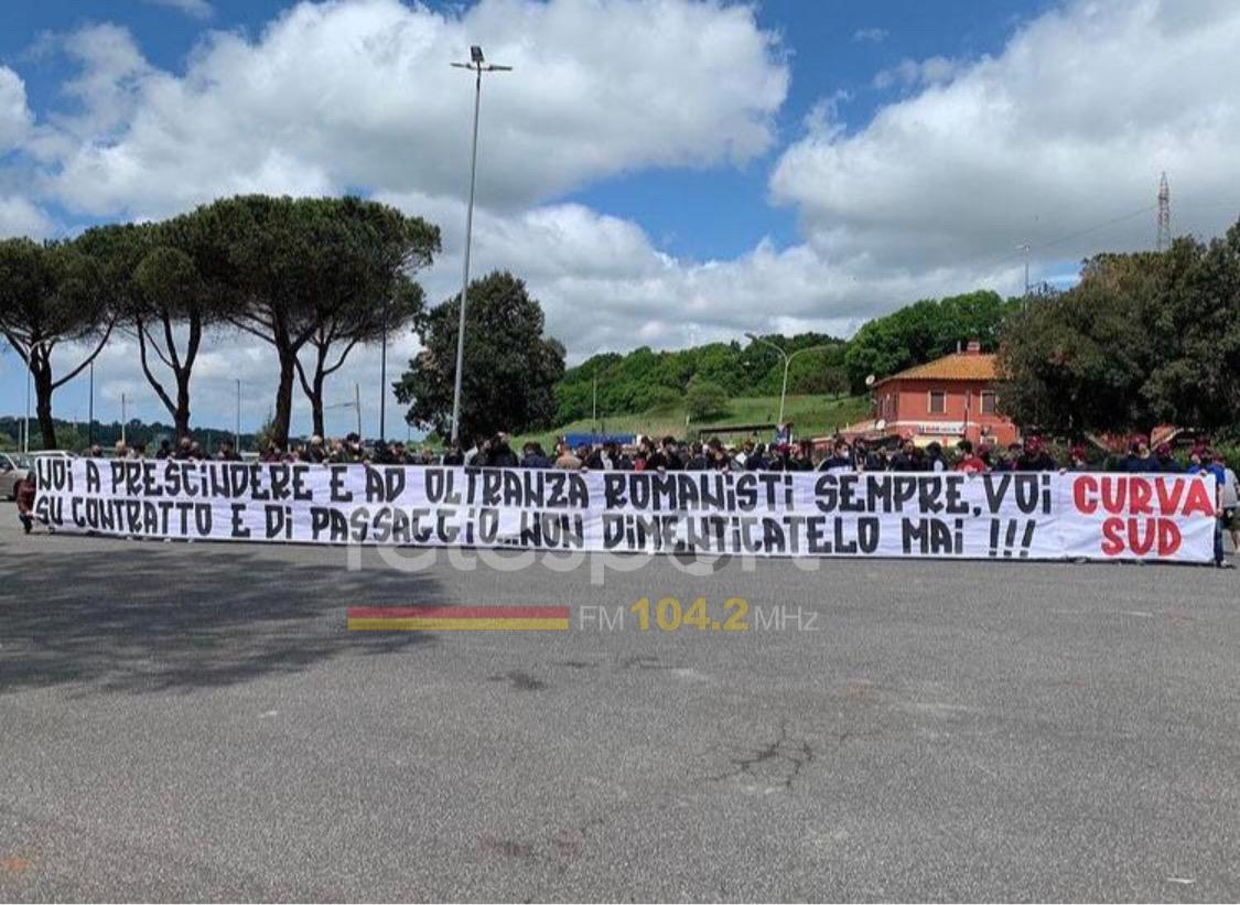 Trigoria, manifestazione della Curva Sud.  Confronto diretto con i giocatori: “Voi romanisti a contratto”