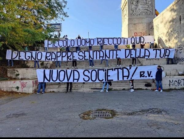 Roma-Napoli, cori e striscione contro Spalletti: “Piccolo uomo, rieccoti qua…”. Il toscano espulso da Massa