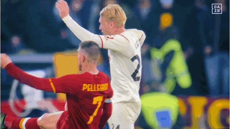 Roma, incredibile rigore non fischiato sul contatto tra Kjaer e Pellegrini – VIDEO