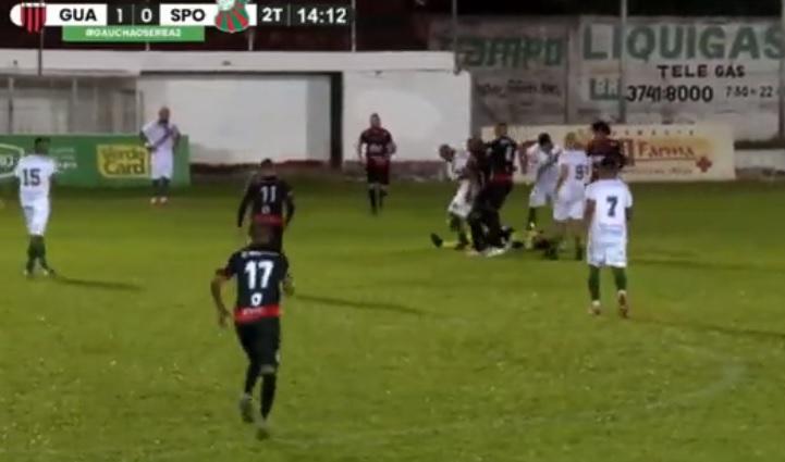 Brasile, clamoroso: calciatore arrestato per tentato omicidio dopo un calcio in testa all’arbitro (VIDEO)