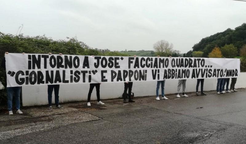 I tifosi stanno con Mourinho: “Facciamo quadrato intorno a Josè, giornalisti e papponi avvisati” (FOTO)