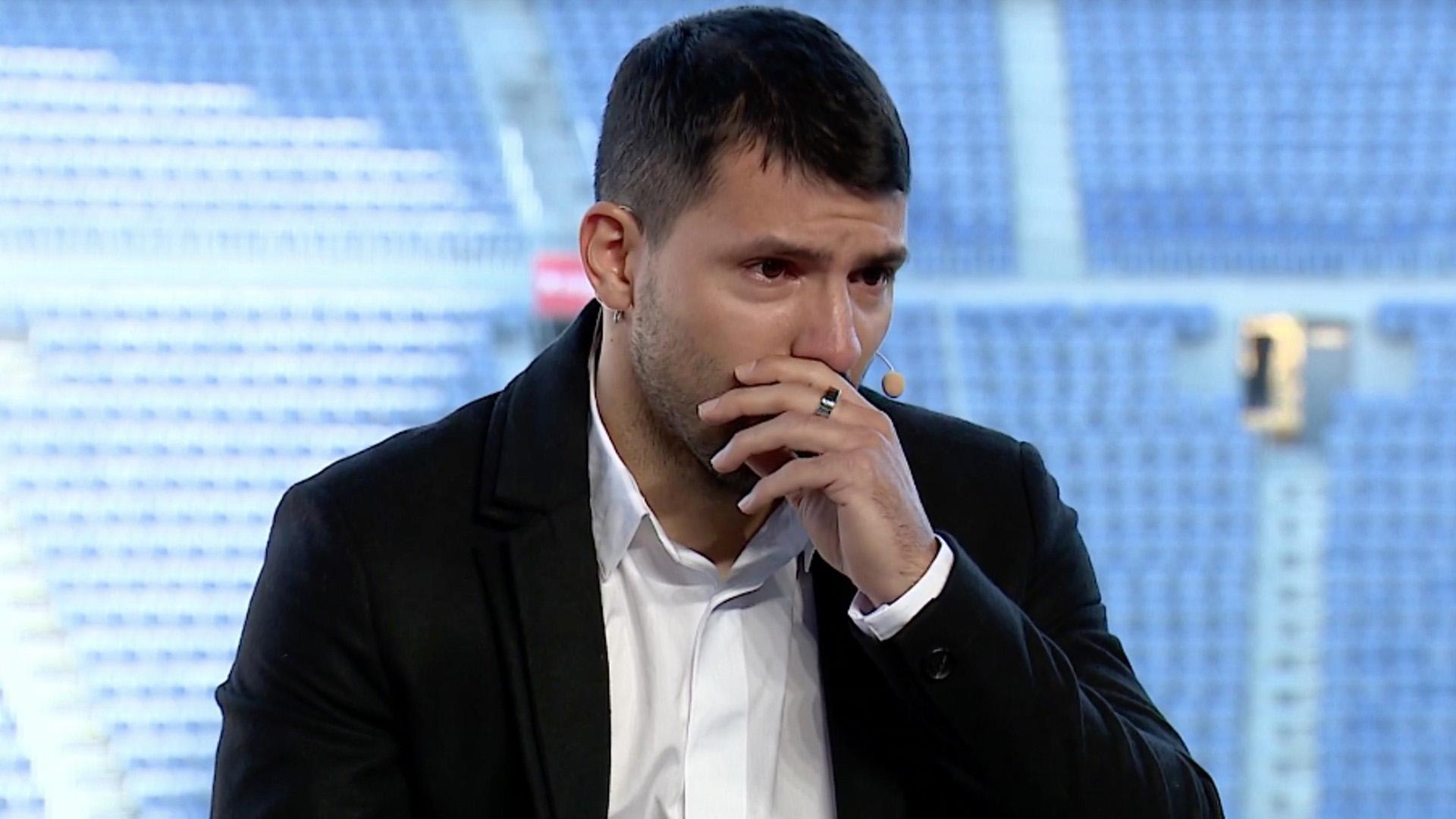 Aguero in lacrime annuncia il suo addio al calcio: “Il problema al cuore mi impedisce di proseguire”. Totti: “In bocca al lupo Kun”