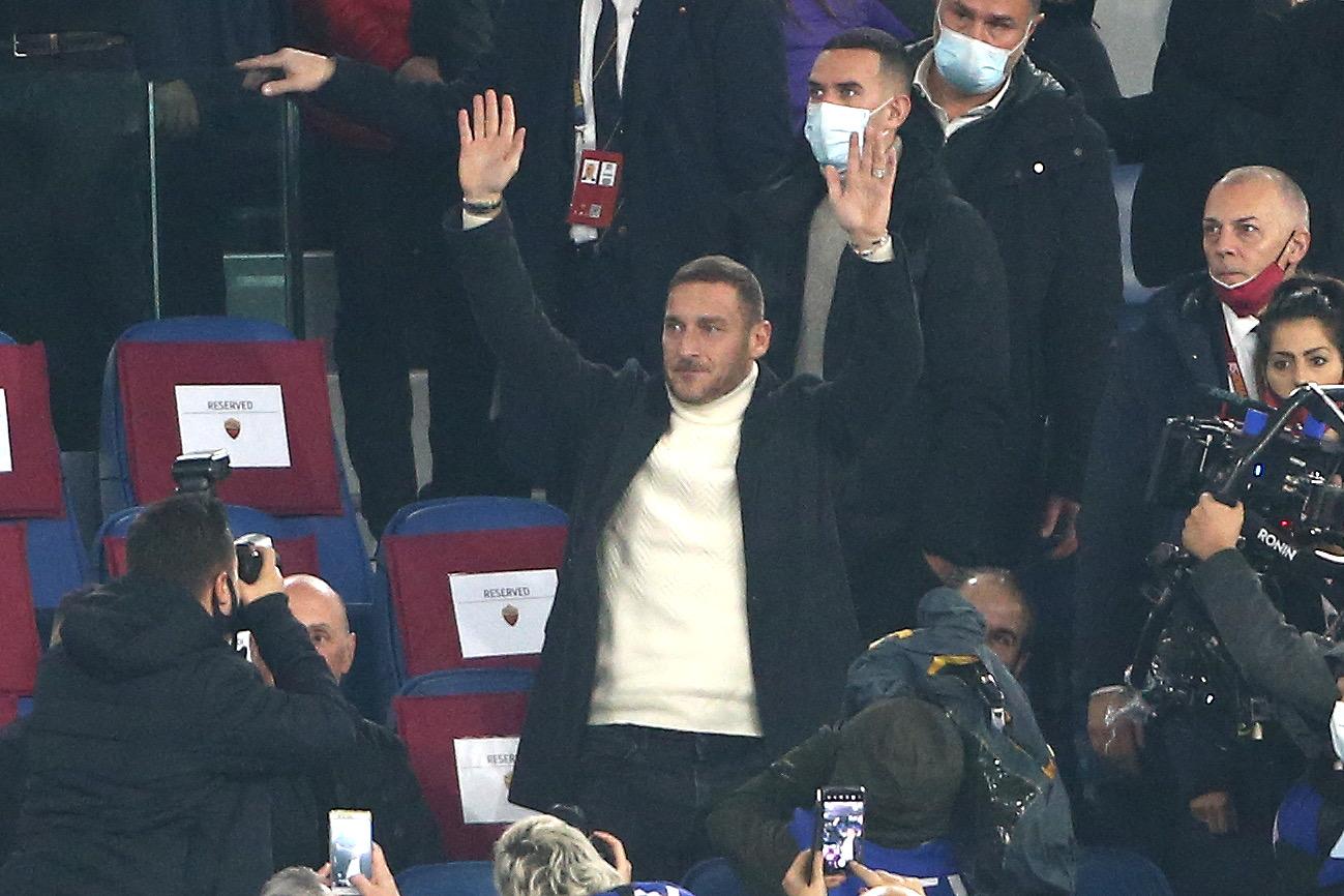 Totti torna all’Olimpico dopo 2 anni: grande nostalgia e speranze per un ritorno in società