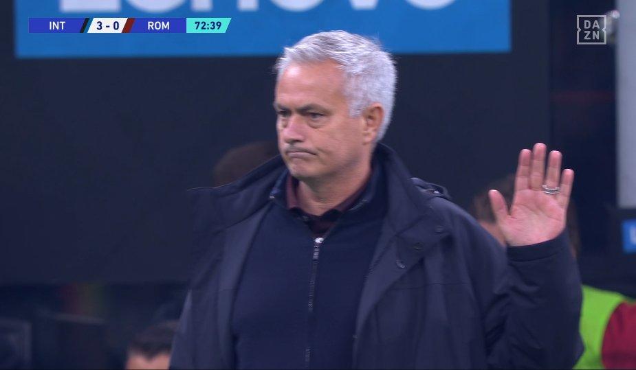 Inter-Roma, San Siro acclama Mourinho: il tecnico risponde con un saluto