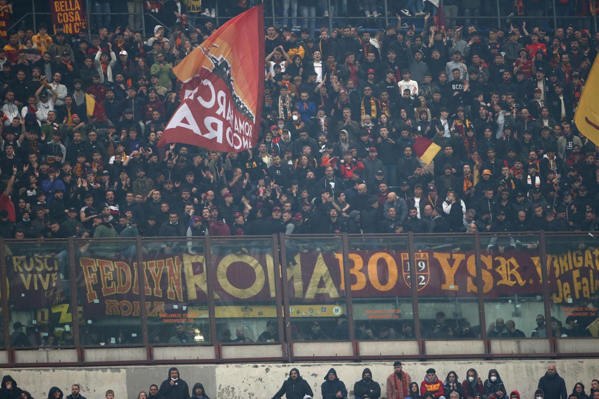 San Siro, da brividi il settore ospiti e il coro iniziale dei tifosi giallorossi – VIDEO