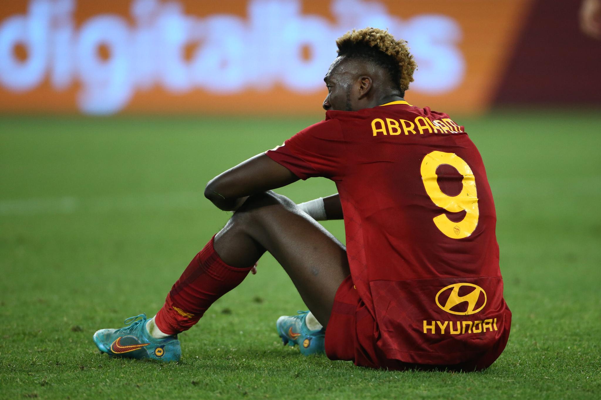 La Roma offre Abraham al Milan: i dettagli