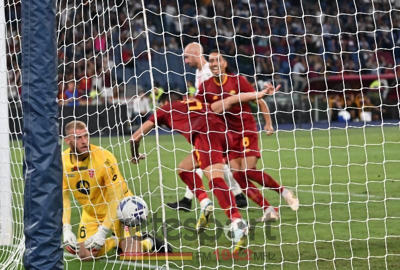 La Roma da sola si gode la vetta, Mourinho al miele: “Dybala pazzesco, Ibanez e Abraham davvero super”