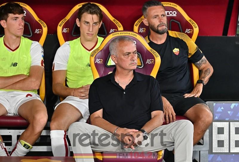 Mourinho eletto ‘Miglior allenatore’ d’Agosto. La consegna del premio prima di Roma-Atalanta