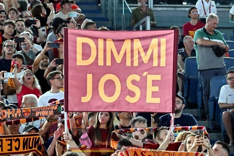 I tifosi si dividono tra inno e cori anti Liverpool
