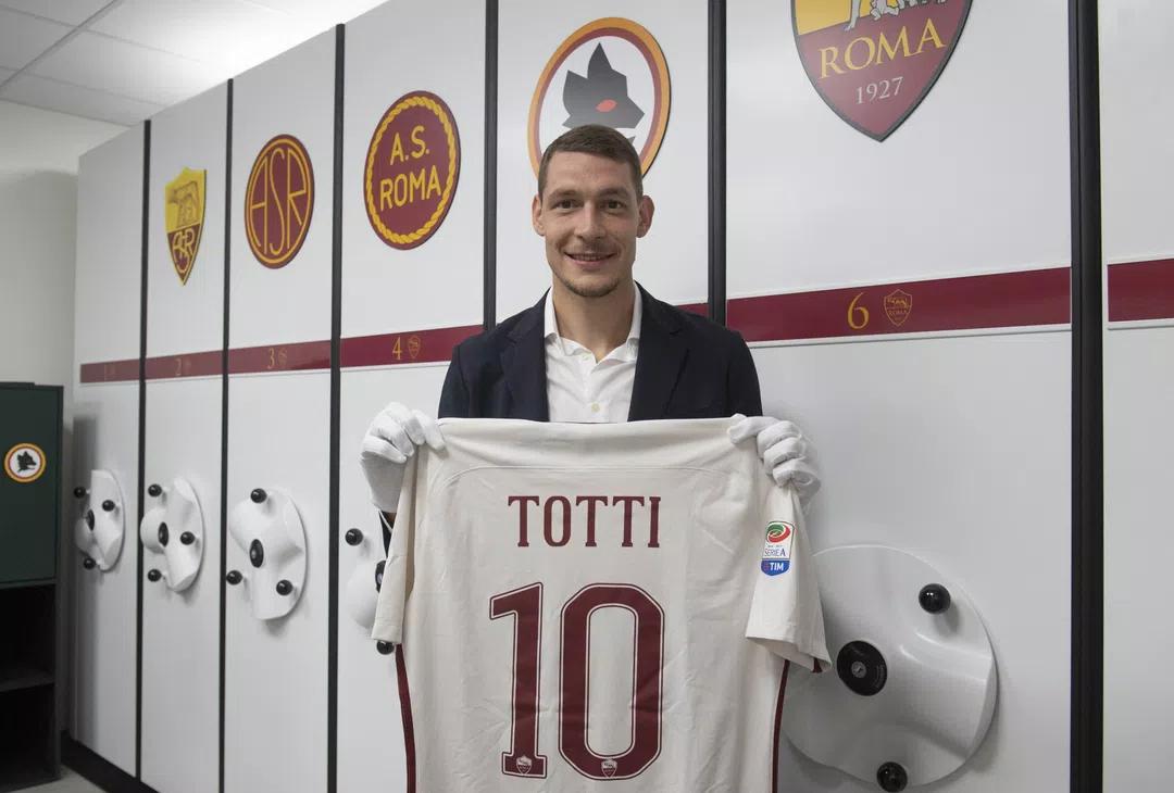 L’archivio a Trigoria: la prima Lupa, i cimeli di Totti. Qui si conserva la memoria