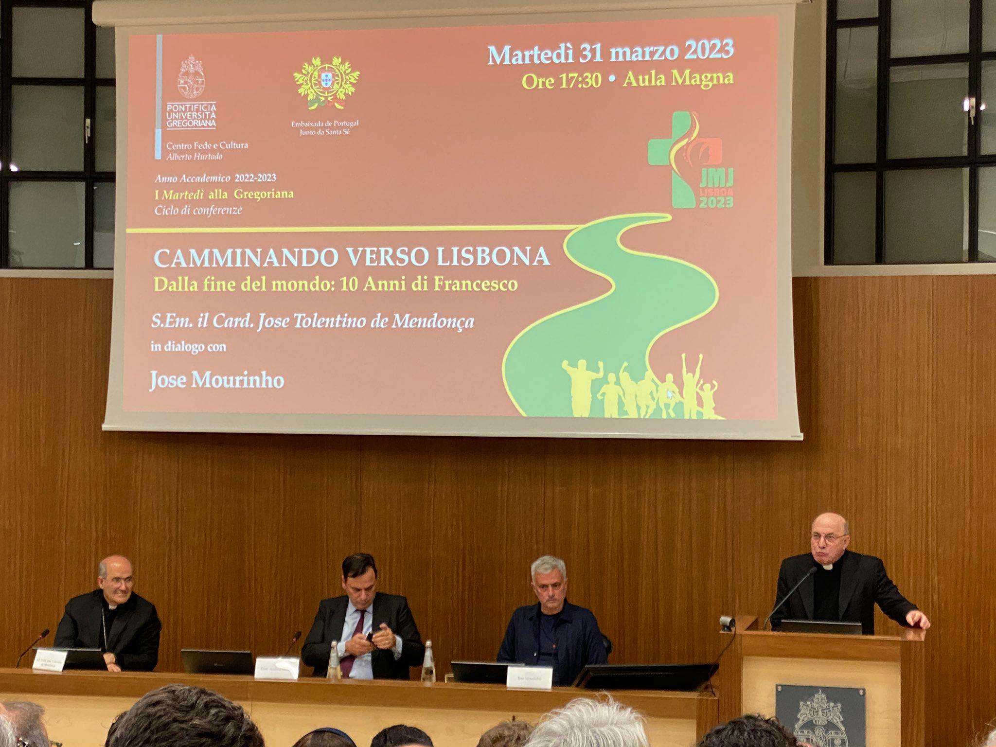 Mourinho all’Università Pontificia: “Romanisti speciali! Roma grande club anche se non ha vinto molto…”