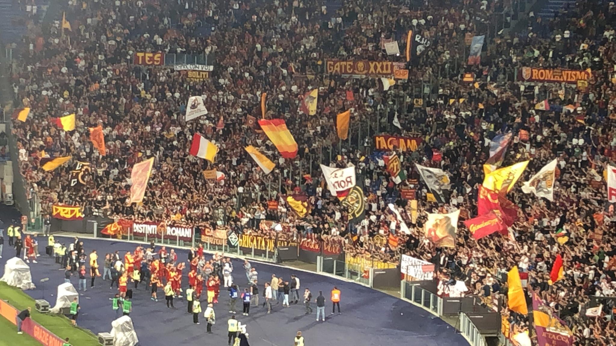 La Roma saluta la sua gente: cori sotto la Curva Sud – VIDEO