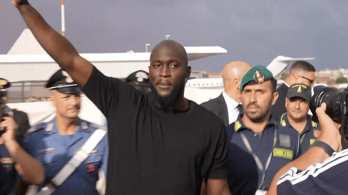 “Lukaku infame”, striscione contro il belga dei tifosi dell’Inter in zona Olimpico