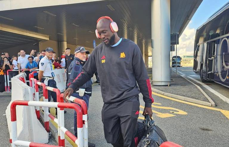 La Roma a Milano senza 7 calciatori: Mou e Lukaku guidano il gruppo – FOTO