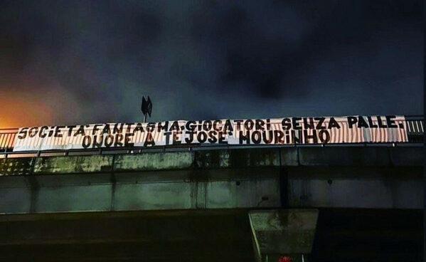 Roma, nuovo striscione contro squadra e società: “Fantasmi e senza palle…” – FOTO