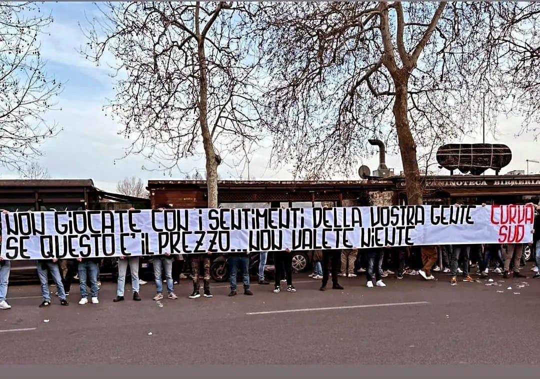 La Curva Sud protesta contro il caro biglietti: ecco lo striscione esposto ieri – FOTO