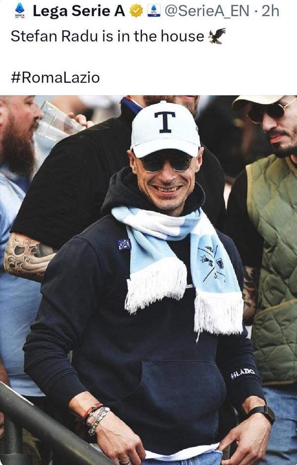 Roma-Lazio, Radu in curva con una felpa che ricorda le SS naziste. La Serie A lo celebra poi cancella lo scatto (FOTO)