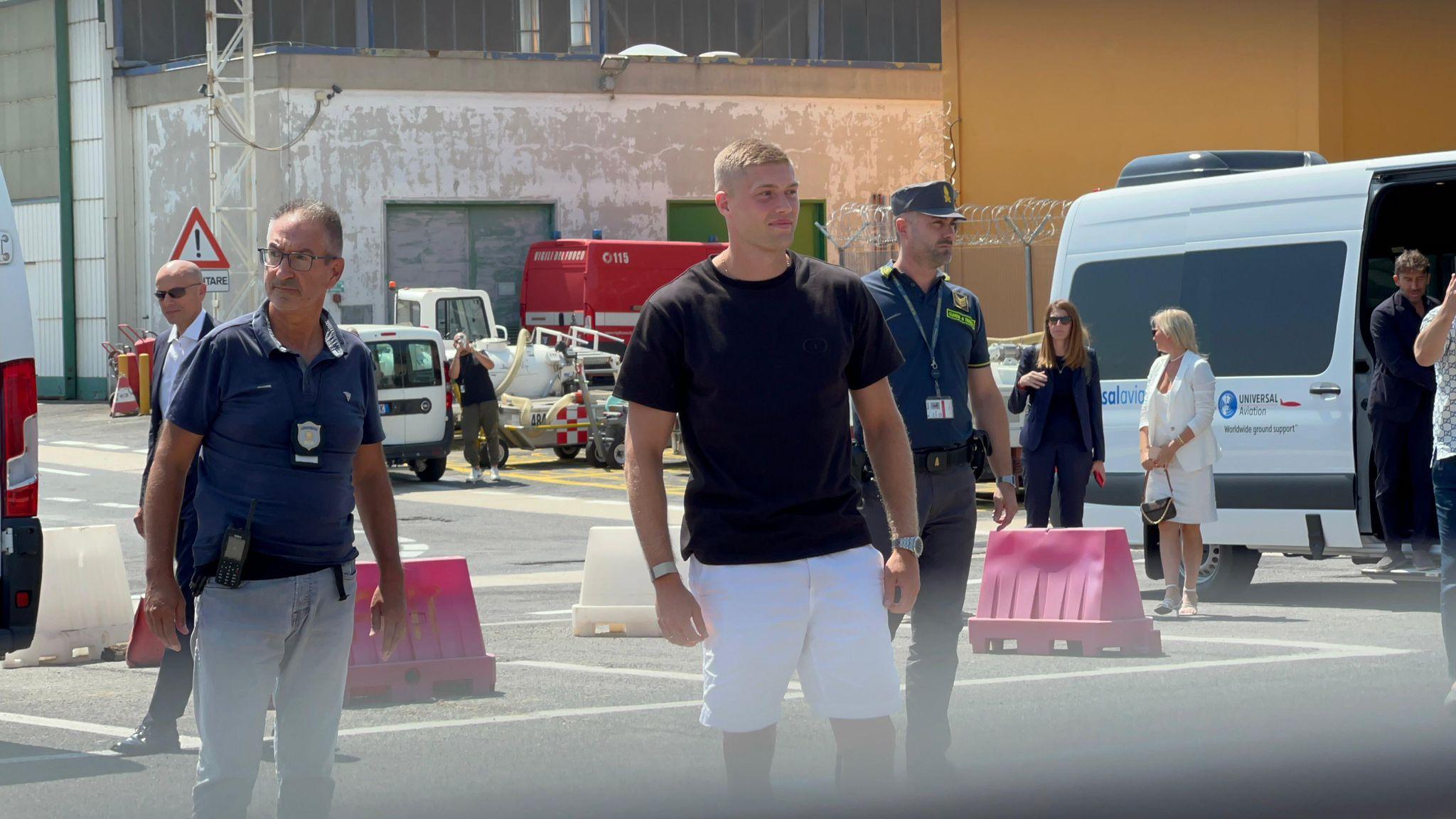 Dovbyk è sbarcato a Ciampino: applausi e cori dei tifosi presenti – VIDEO