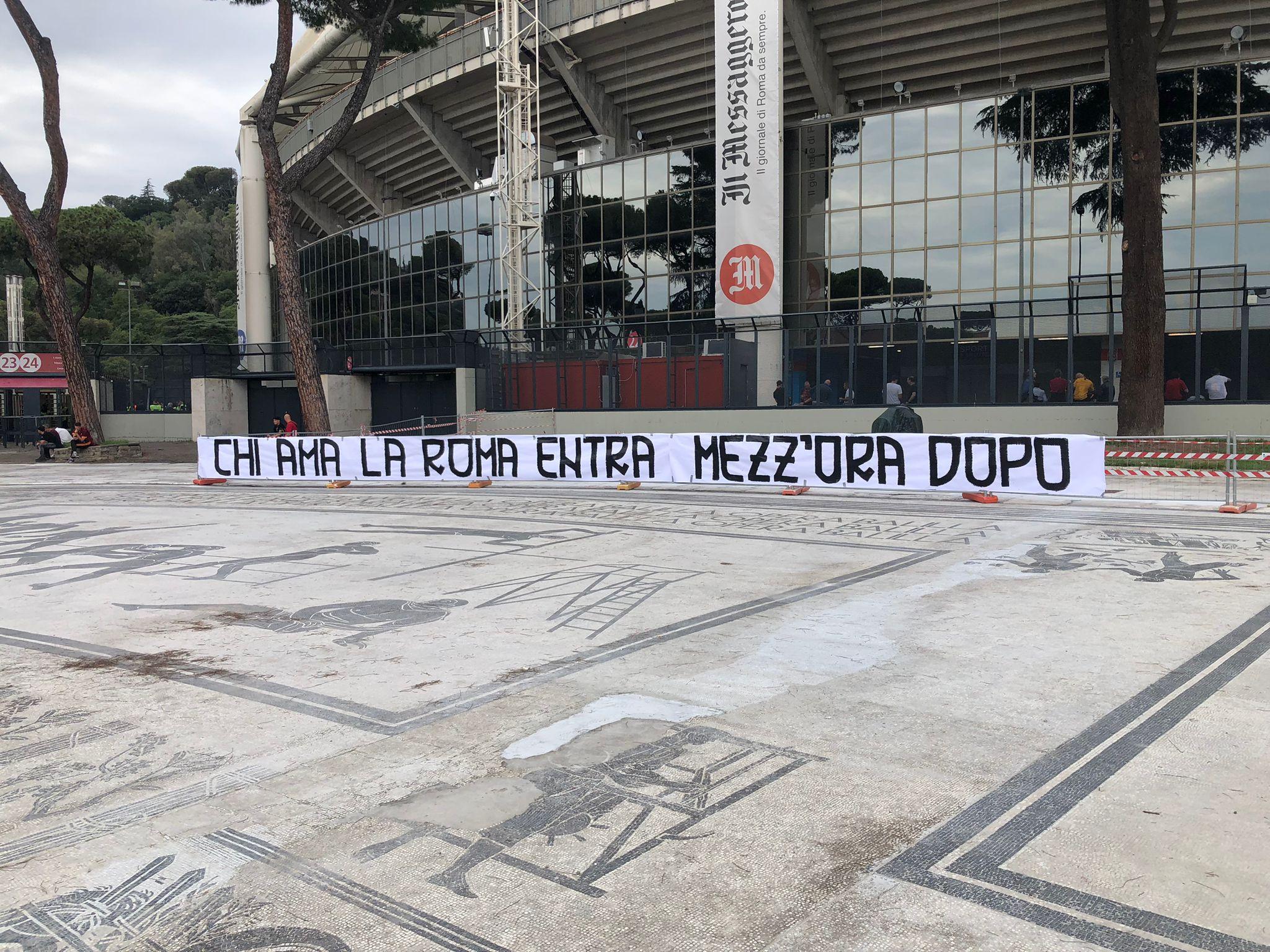 Roma-Udinese, striscione Curva Sud: ”Chi ama la Roma entra mezz’ora dopo” (FOTO-VIDEO)