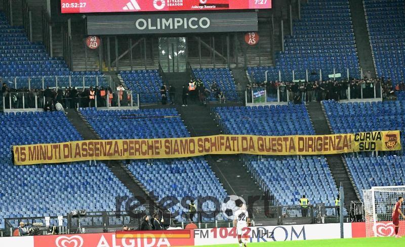 Curva Sud, prosegue la protesta: due striscioni contro i Friedkin – FOTO