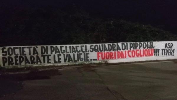 Trigoria, altro striscione contro squadra e società – FOTO