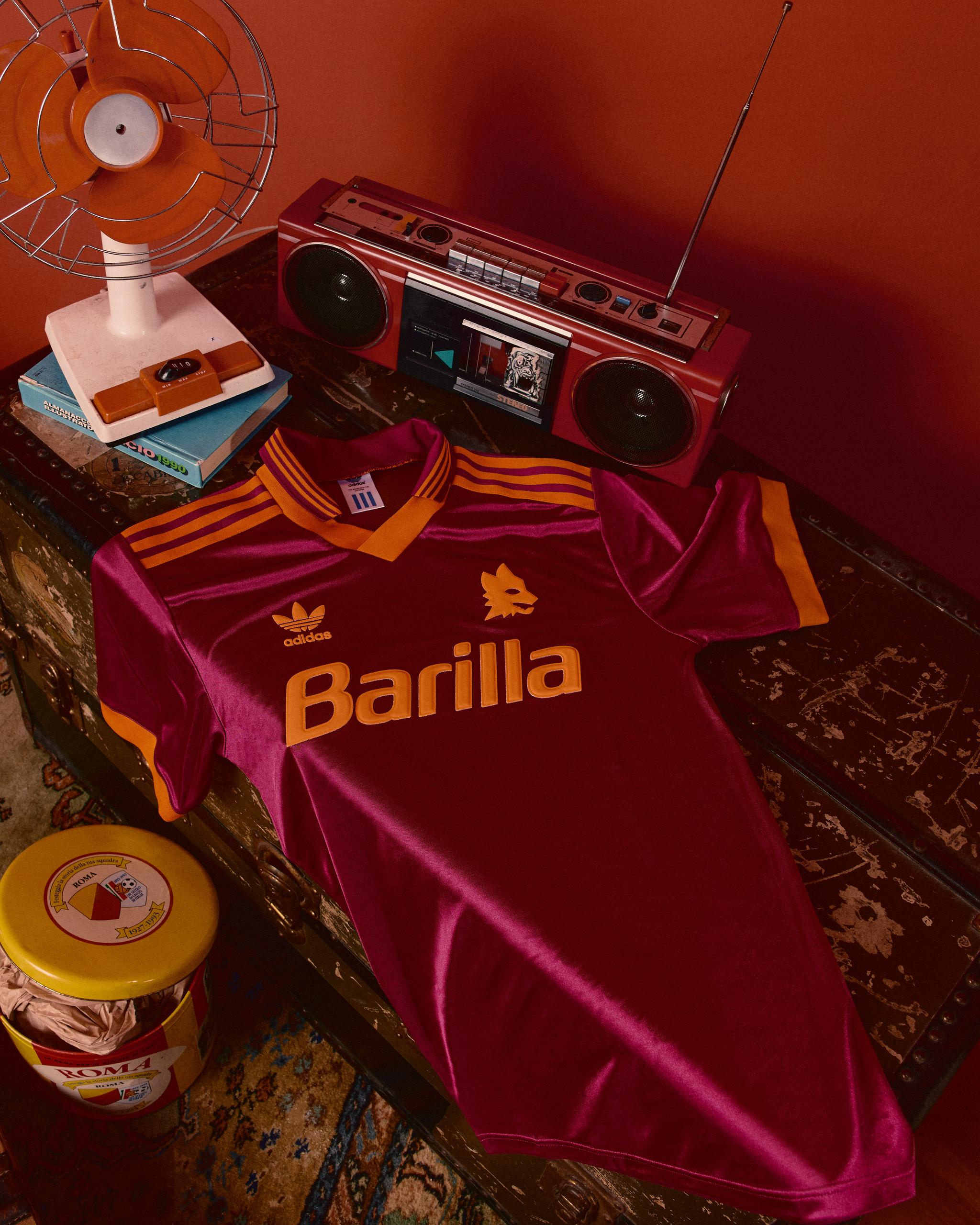 Roma e Adidas svelano la collezione ispirata al 1993 – FOTO