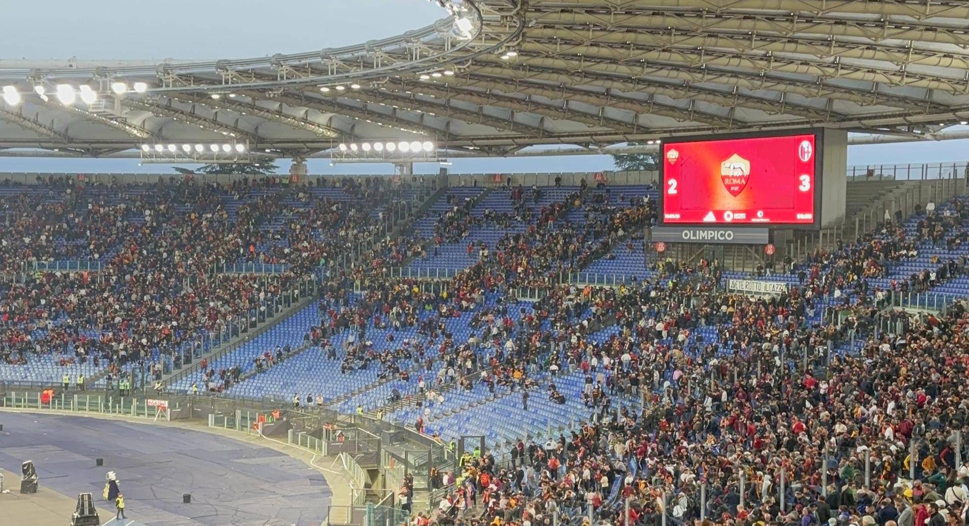 Roma-Bologna, protesta Curva Sud: i tifosi abbandonano il settore al 60° e si dirigono all’uscita della Monte Mario (VIDEO)